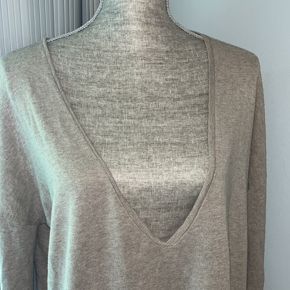 Halston Heritage women's long sleeves sweater with pockets on front.  Medium - Picture 2 of 7